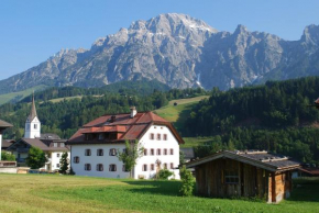 Отель Ansitz Wirtsgut - Familienappartements in den Bergen, Леоганг